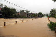 Hồ chứa nước quá tải, cảnh báo ngập lụt lớn ở Vĩnh Phúc