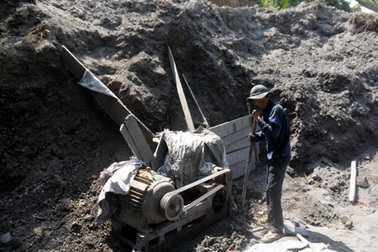 Mua cả một quả đồi để khai thác đất đen