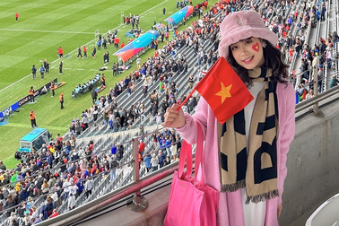 Khoảnh khắc xúc động mặc áo dài, cầm cờ tổ quốc cổ vũ Việt Nam dự World Cup