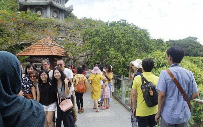Khách du lịch tham quan tại thành phố.