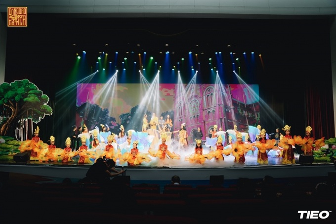 Sân khấu rực rỡ ánh đèn.