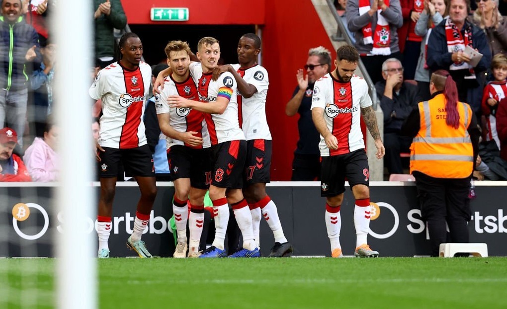 Arsenal bị cầm chân trên sân của Southampton, Tottenham tiếp tục thua - 2 Arsenal bị cầm chân trên sân của Southampton, Tottenham tiếp tục thua - 2
