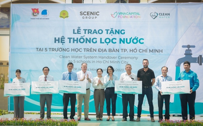 Đại diện VCF, Thành Đoàn TPHCM, và Scenic Group trao tặng bảng tài trợ tượng trưng cho đại diện Huyện Nhà Bè và các trường học được hỗ trợ.