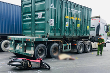 Xe đầu kéo cán chết người giữa ngã tư