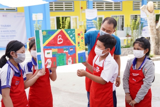 Hoc sinh ve tranh cung cac nha tai tro tai le khanh thanh 3