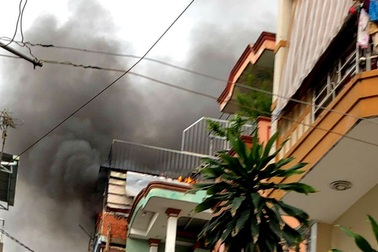 TPHCM: Cháy nhà 4 tầng, cả khu phố hoảng loạn