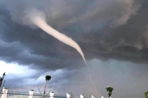 "Vòi rồng" kinh hãi phá hỏng 100 ngôi nhà, 8 người bị thương