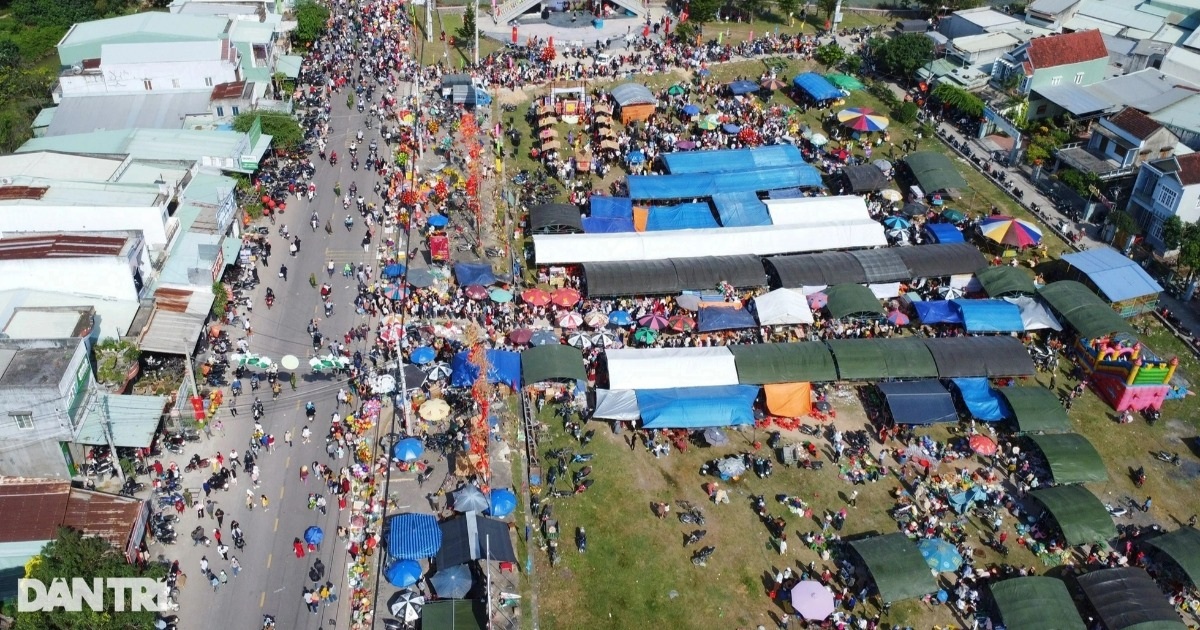 View - Hàng nghìn người chen chân ở phiên chợ họp duy nhất ngày mùng 1 Tết | Báo Dân trí