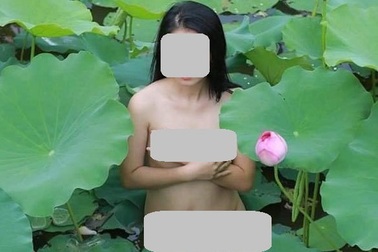 Khỏa thân chụp ảnh dưới hồ sen, cô gái bị dư luận chỉ trích