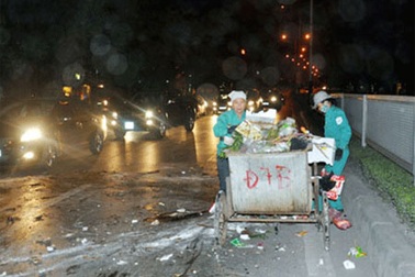 Tông vào xe rác, một người nhập viện