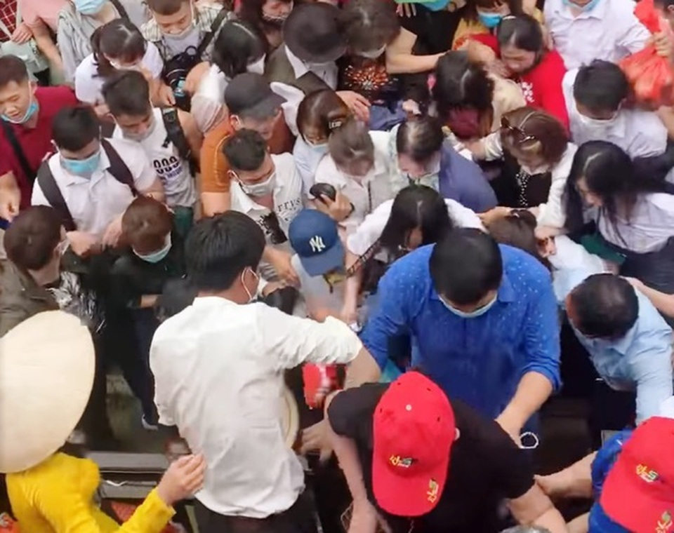 Bộ Văn hóa lên tiếng trước tình trạng chen chúc tại chùa Tam Chúc - 2 Bộ Văn hóa lên tiếng trước tình trạng chen chúc tại chùa Tam Chúc - 2