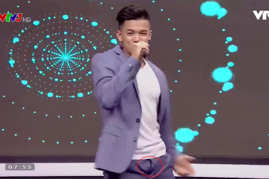 Trọng Hiếu Idol “quên” kéo khoá quần khi biểu diễn trên truyền hình