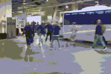 Bị tước đai, “gã điên” McGregor nổi giận tấn công đồng nghiệp