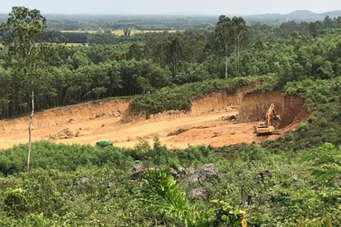 Nham nhở mỏ đất bên cạnh di tích lịch sử quốc gia