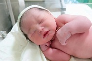 Hà Nội: Bé gái chào đời, tay cầm vòng tránh thai của mẹ