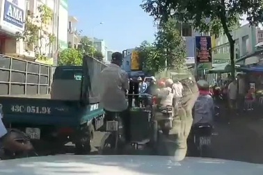 Tai nạn bất ngờ vì chó thả rông