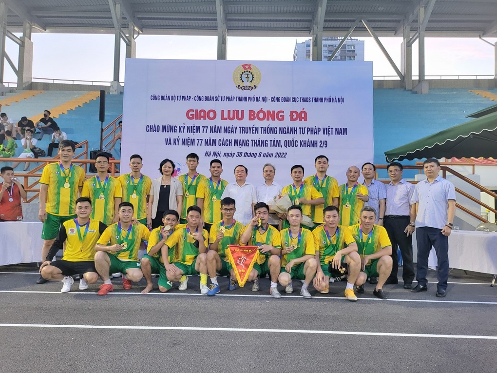 Sôi động trận giao hữu bóng đá chào mừng ngày Quốc khánh 2/9 - 2 Sôi động trận giao hữu bóng đá chào mừng ngày Quốc khánh 2/9 - 2