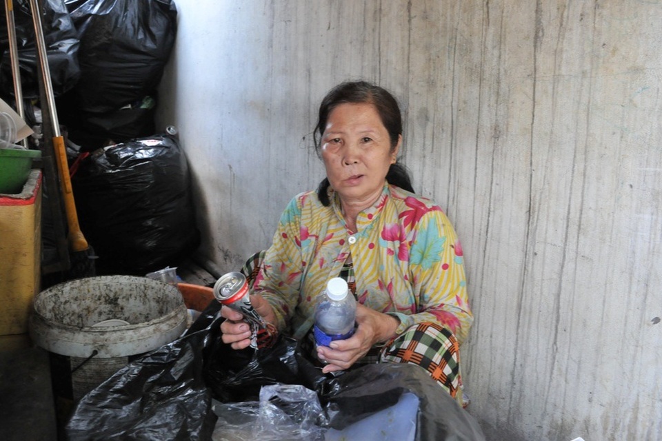 Cuộc sống cơ cực không ngờ của vợ chồng ve chai trả lại túi xách cả tỷ đồng - 3 Cuộc sống cơ cực không ngờ của vợ chồng ve chai trả lại túi xách cả tỷ đồng - 3