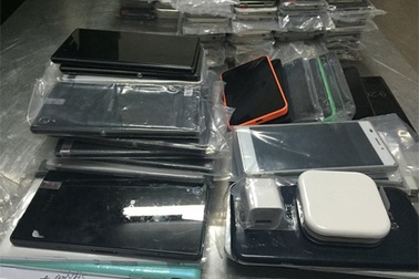 Hà Nội: Bắt giữ gần 200 điện thoại đắt tiền không rõ nguồn gốc