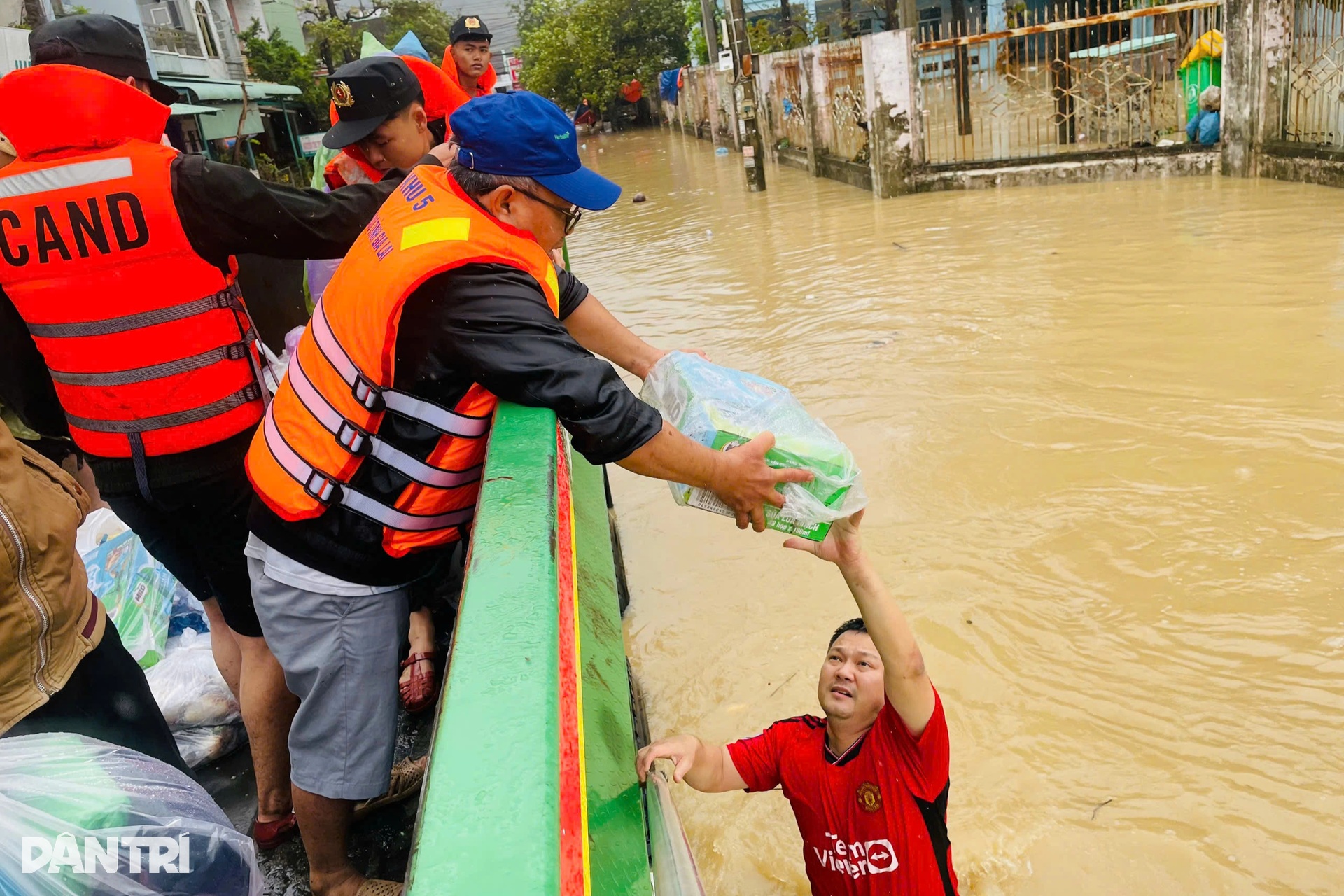 Nước dâng cao, lực lượng chức năng căng mình cứu dân trong lũ - 3 Nước dâng cao, lực lượng chức năng căng mình cứu dân trong lũ - 3