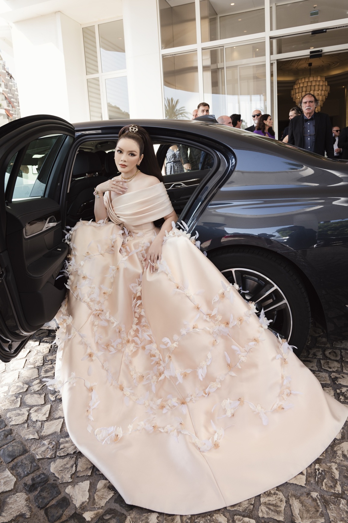 Lý Nhã Kỳ đọ dáng gợi cảm với người đẹp Mỹ trên thảm đỏ Cannes 2022 - 4 Lý Nhã Kỳ đọ dáng gợi cảm với người đẹp Mỹ trên thảm đỏ Cannes 2022 - 4