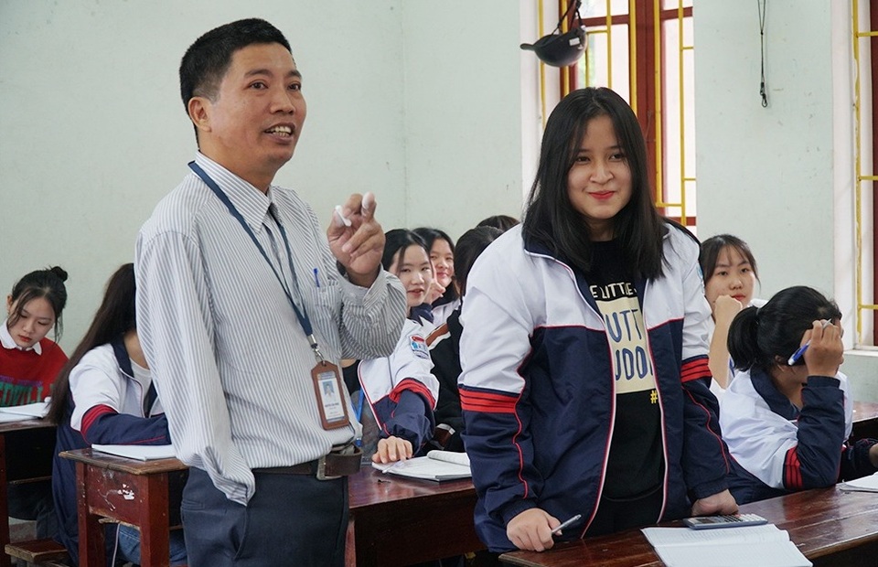Nghị lực của thầy giáo viết bằng tay trái 25 năm đứng trên bục giảng - 4 Nghị lực của thầy giáo viết bằng tay trái 25 năm đứng trên bục giảng - 4