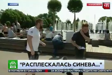 Phóng viên bị đấm trúng mặt khi ghi hình trực tiếp