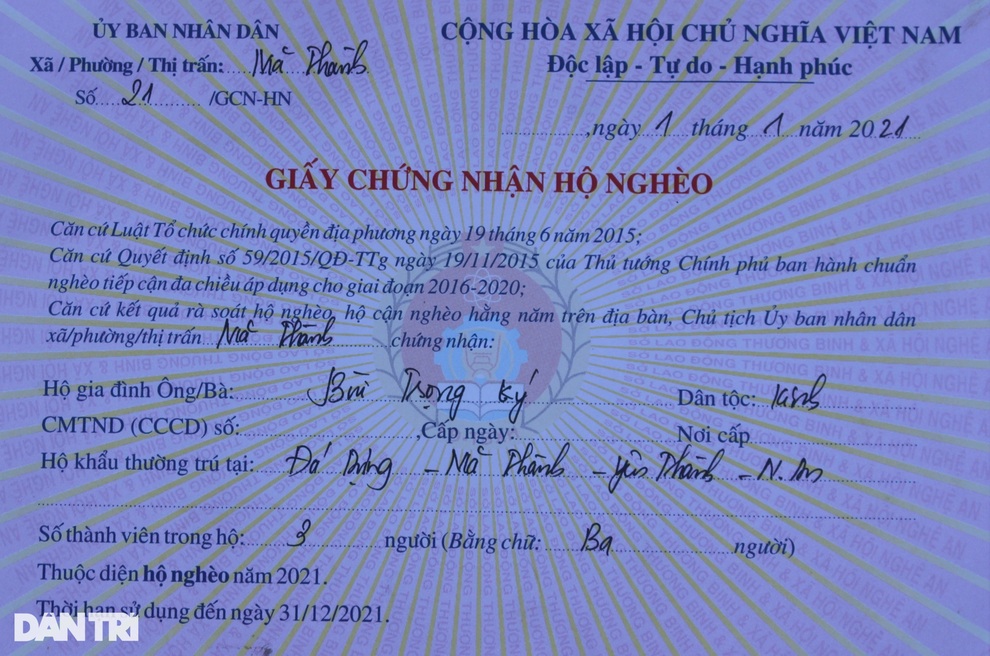 Nhói lòng cảnh người cha mù chăm con gái tâm thần trong cơ cực - 4 Nhói lòng cảnh người cha mù chăm con gái tâm thần trong cơ cực - 4
