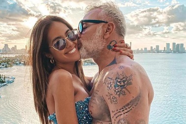 Triệu phú quyến rũ nhất hành tinh: Sở hữu thân hình 6 múi và vợ kém 27 tuổi