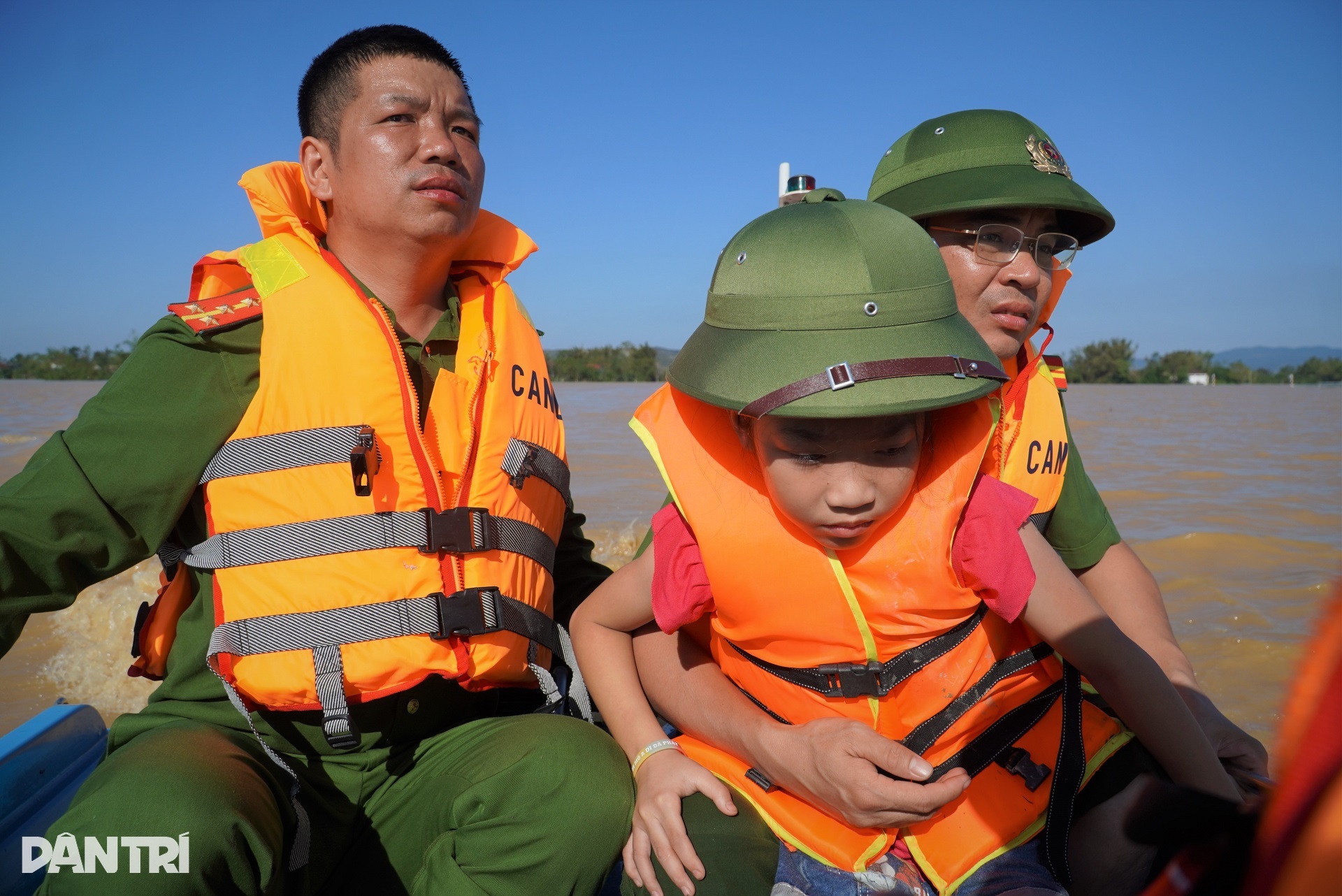 Cảnh công an vượt lũ đưa bé gái 11 tuổi đi cấp cứu - 9 Cảnh công an vượt lũ đưa bé gái 11 tuổi đi cấp cứu - 9