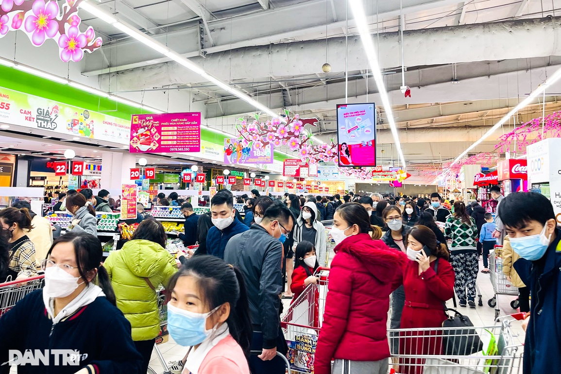 Người dân Hà Nội đổ xô vào siêu thị mua sắm trong ngày đầu nghỉ Tết - 2 Người dân Hà Nội đổ xô vào siêu thị mua sắm trong ngày đầu nghỉ Tết - 2
