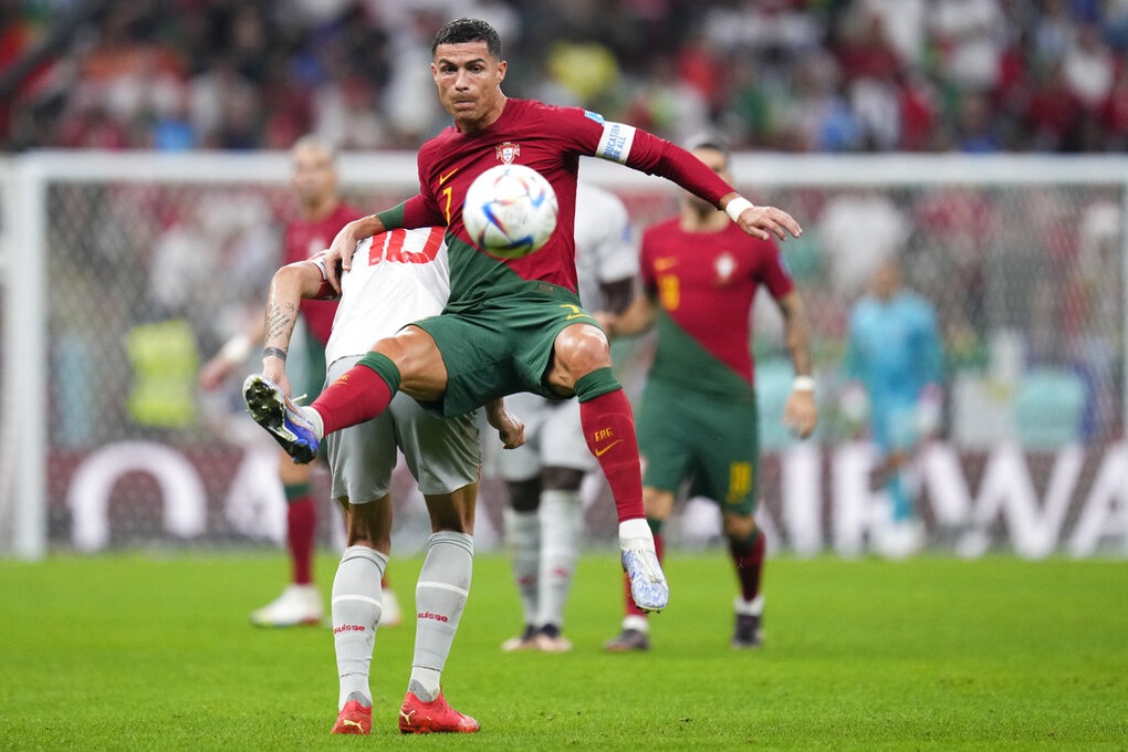 Cristiano Ronaldo ngồi dự bị ở trận Bồ Đào Nha thắng đậm Thụy Sỹ - 2 Cristiano Ronaldo ngồi dự bị ở trận Bồ Đào Nha thắng đậm Thụy Sỹ - 2