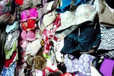 Phát hiện thêm hàng trăm áo ngực nghi có “thuốc lạ”