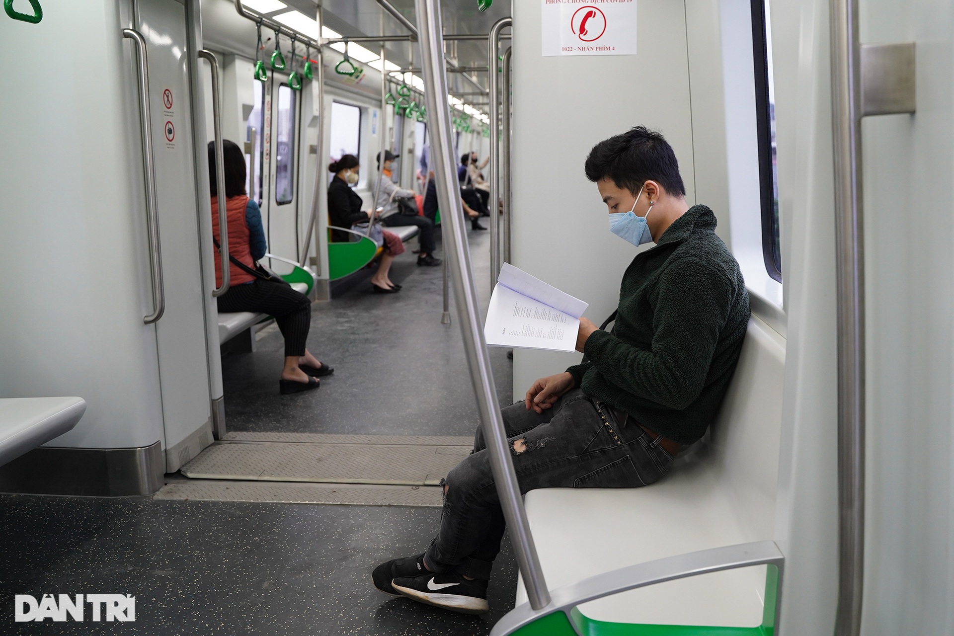 Theo chân người dân đi làm bằng tàu điện: Nhanh hơn xe riêng, tránh ùn tắc - 5 Theo chân người dân đi làm bằng tàu điện: Nhanh hơn xe riêng, tránh ùn tắc - 5