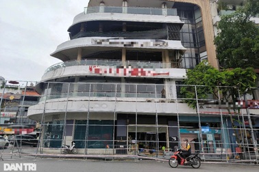 Quây rào, chuẩn bị phá dỡ tòa nhà "Hàm cá mập"