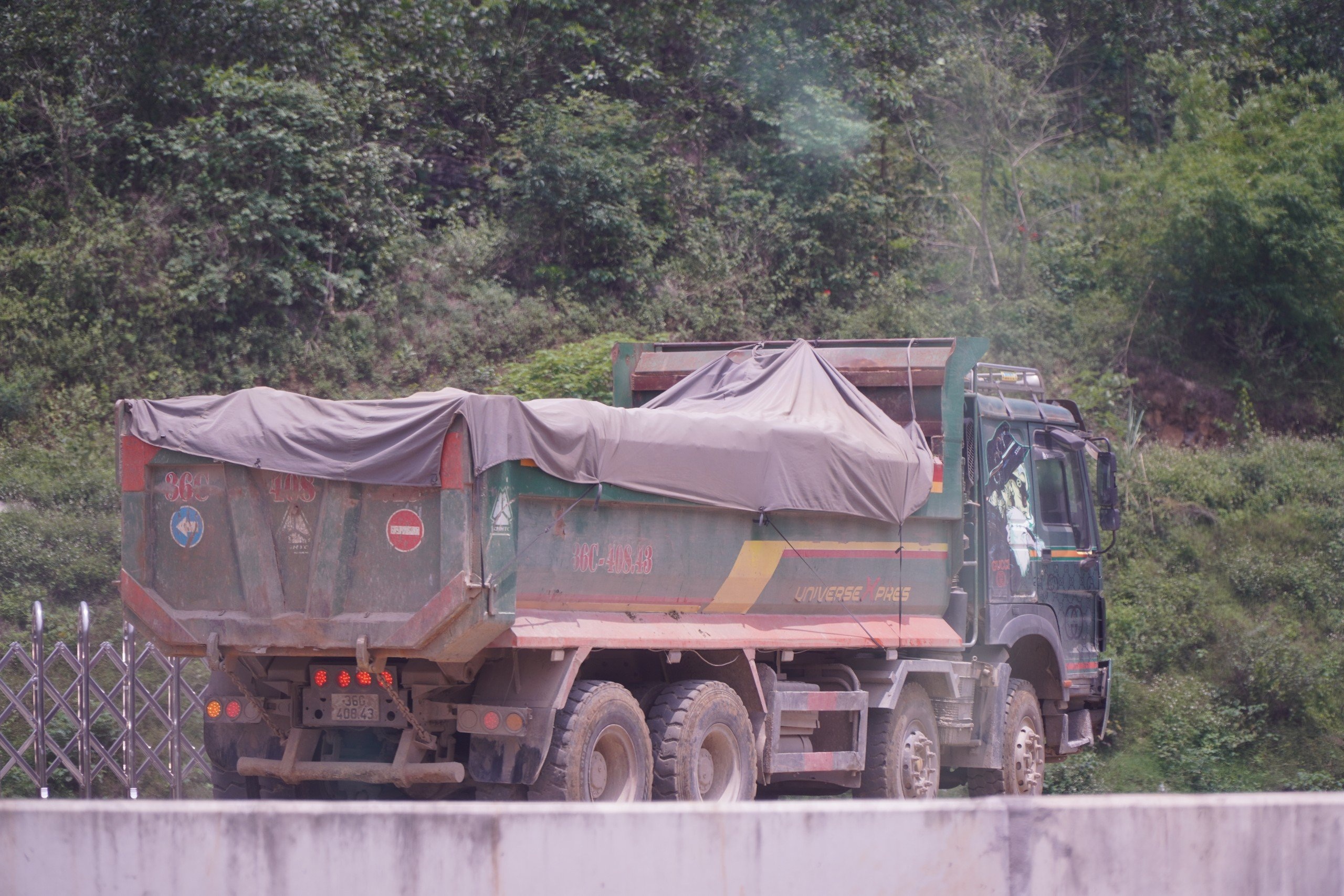 Xe tải chở đất xé rào đi vào cao tốc Mai Sơn - Quốc lộ 45 - 2