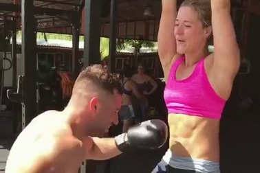 Choáng với màn tập cơ bụng của cô gái