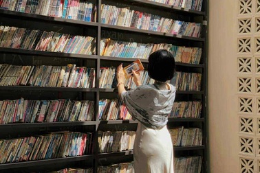 "Bức tường sách" 7.500 cuốn trong quán cà phê phố núi hút giới trẻ check-in