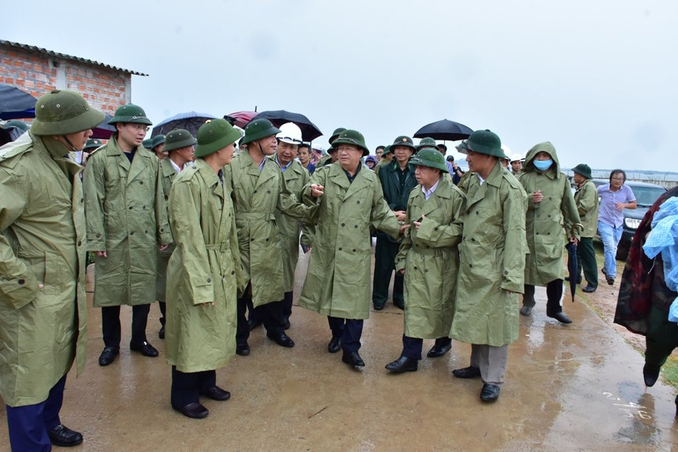 Phó Thủ tướng thị sát, kiểm tra công tác phòng chống ở vùng tâm bão - 1 Phó Thủ tướng thị sát, kiểm tra công tác phòng chống ở vùng tâm bão - 1