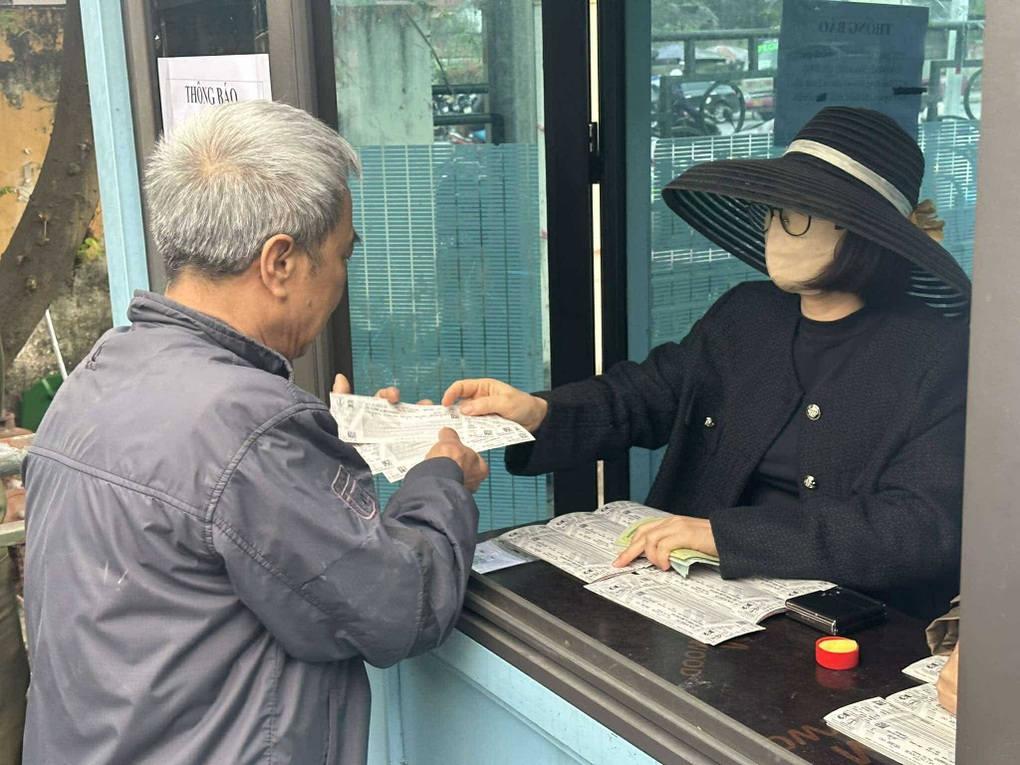 Hàng nghìn người bất chấp giá rét xếp hàng mua vé xem tuyển Việt Nam - 3 Hàng nghìn người bất chấp giá rét xếp hàng mua vé xem tuyển Việt Nam - 3