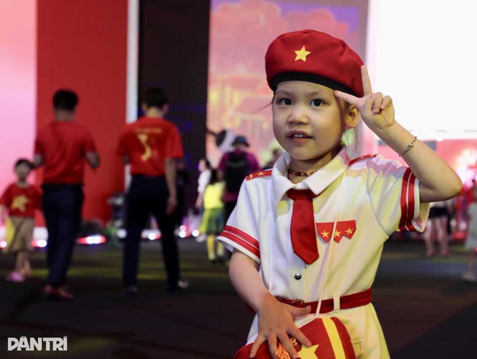 Triển lãm 80 năm: Người dân choáng ngợp, xem cả ngày chưa muốn rời - 3 Triển lãm 80 năm: Người dân choáng ngợp, xem cả ngày chưa muốn rời - 3
