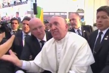 Giáo hoàng Francis nổi giận khi bị đám đông xô ngã vào người khuyết tật