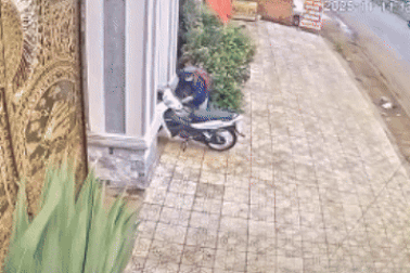 Vừa mua xe một ngày thì bị trộm mất, nam shipper khóc nấc ngay trên đường