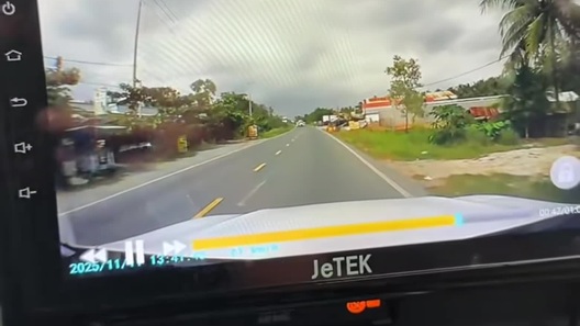 Người phụ nữ thản nhiên đi bộ sang đường như chỗ không người