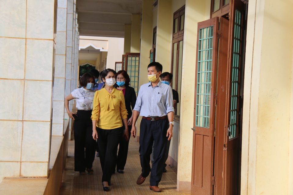 Phun khử khuẩn, vận động khẩu trang phục vụ các điểm thi tốt nghiệp THPT - 3 Phun khử khuẩn, vận động khẩu trang phục vụ các điểm thi tốt nghiệp THPT - 3