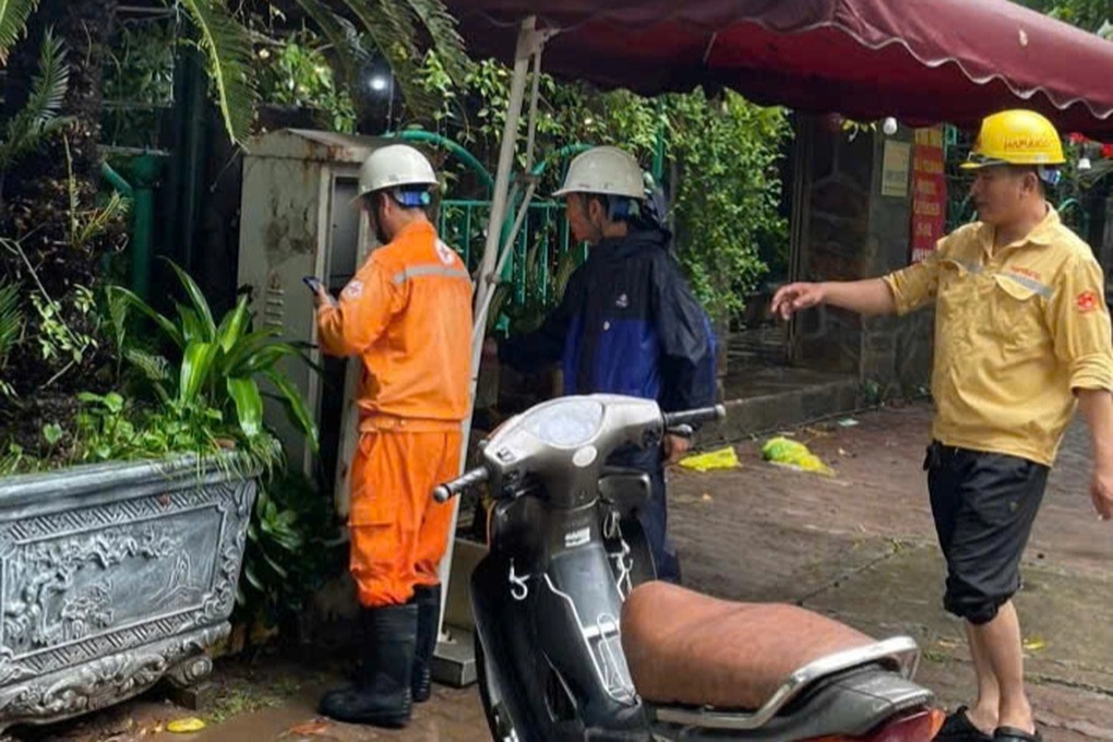 Nhiều người bị ngã nghi do rò rỉ điện khi đi qua điểm ngập ở Hà Nội - 2