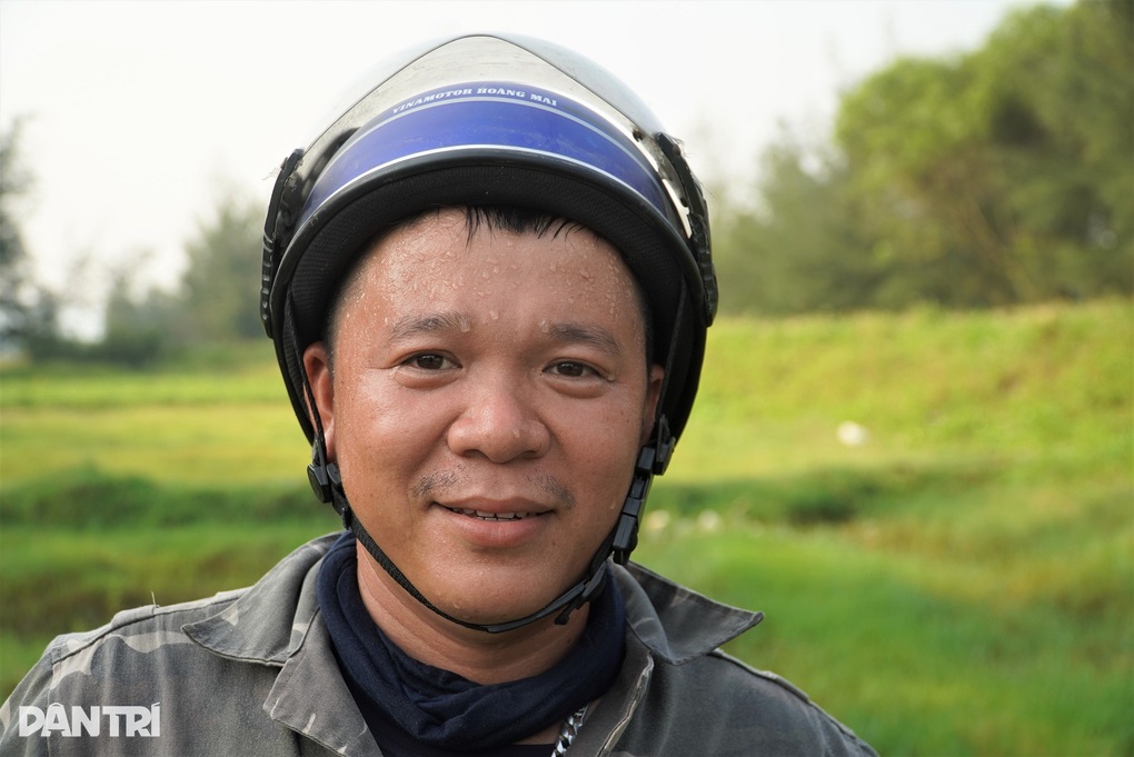 Hai vợ chồng 2 vợt, vượt 150km săn giặc cỏ kiếm tiền triệu - 5 Hai vợ chồng 2 vợt, vượt 150km săn giặc cỏ kiếm tiền triệu - 5
