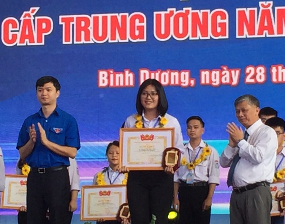 Nữ sinh miền núi đạt học sinh 3 tốt toàn quốc: Tự học hỏi trên internet - 1 Nữ sinh miền núi đạt học sinh 3 tốt toàn quốc: Tự học hỏi trên internet - 1