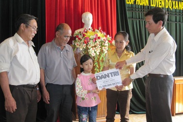 Hơn 31 triệu đồng đến với người ông có cháu bị ung thư máu