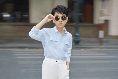 Mẫu nhí 10 tuổi gây chú ý nhờ vẻ điển trai, đắt show thời trang